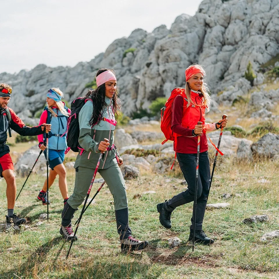 Abbigliamento e zaini CMP durante una camminata in montagna
