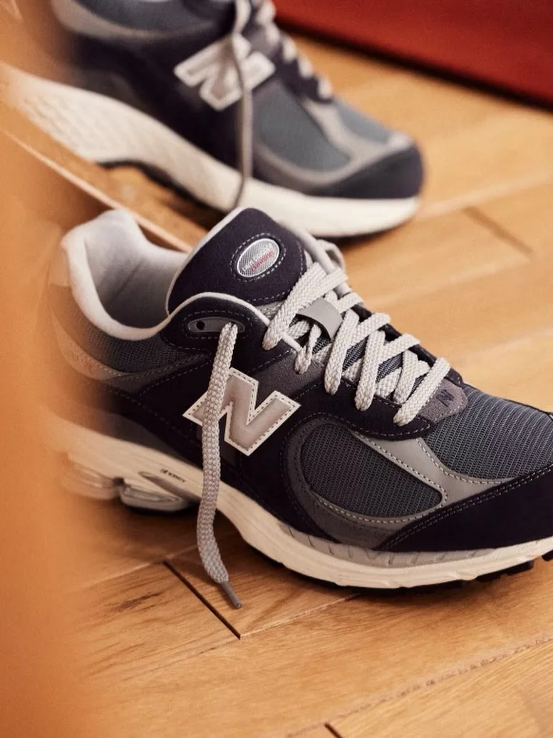 Primo piano delle sneakers New Balance 2002 blu