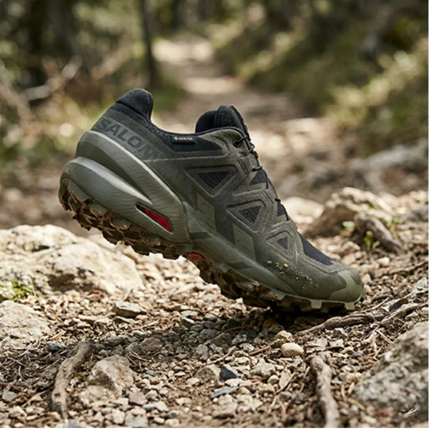 Scarpa Salomon SpeedCross 6 verde su terreno roccioso