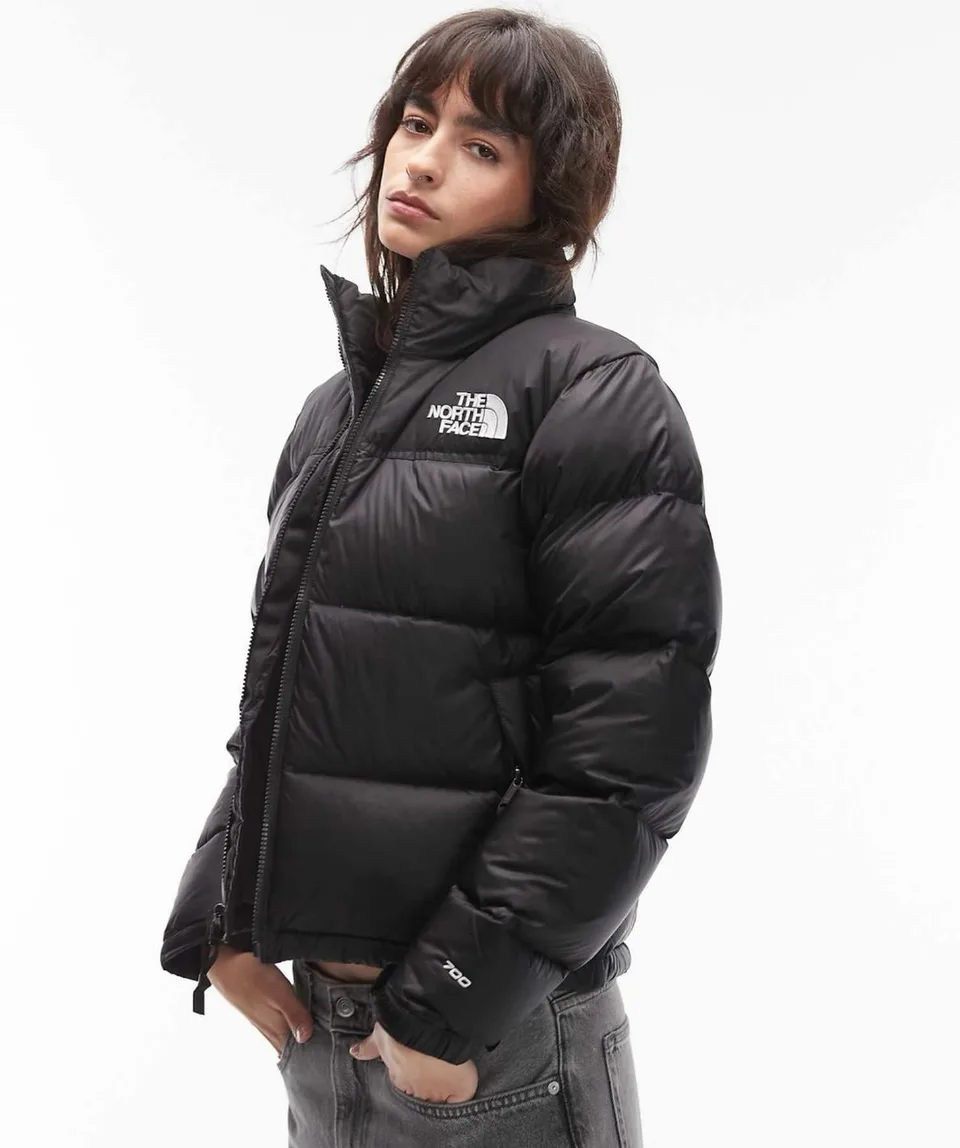 Piumino nero The North Face indossato